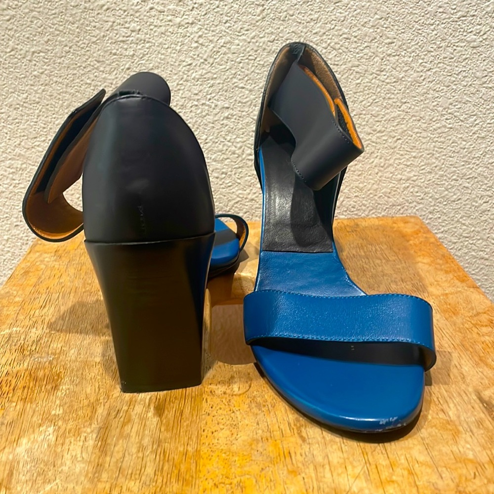 Chloe
Chloe Blue/Black Leather Ankle Cuff Block Heel Sandals Size 37.